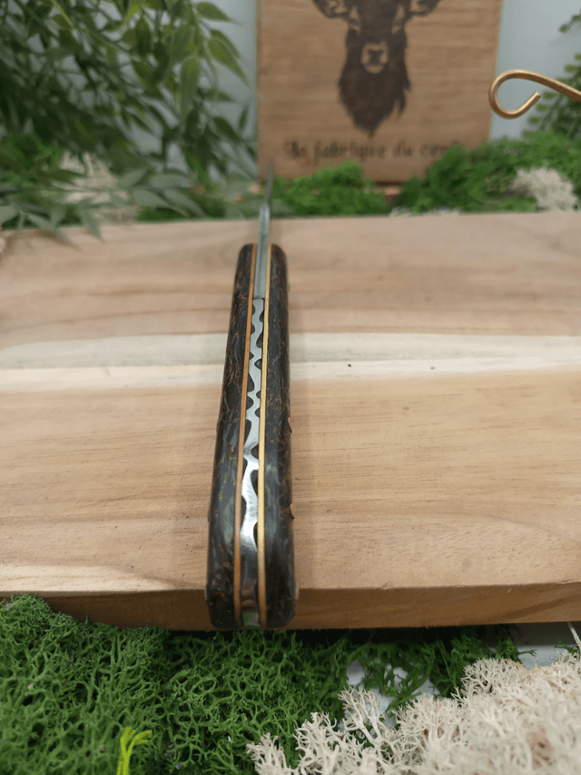Couteau pliant artisanal “Le Cerf” – Prestige n°002 – lame damas VG10 – manche carbone compressé reflet or
