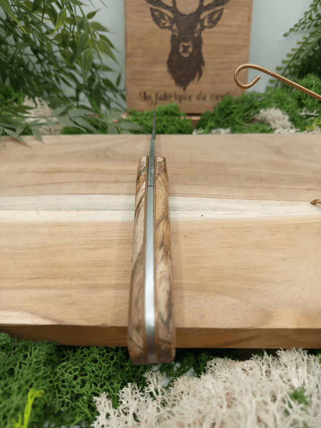 Couteau pliant à friction artisanal “Le Cerf” – Édition Prestige n°004 – lame damas VG10 – manche loupe de hêtre stabilisée – platines cuivre