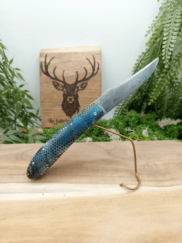 Couteau pliant artisanal “Le Cerf” – Édition Prestige n°003 – lame damas VG10 – manche résine époxy nid d’abeille – platines laiton et cuivre