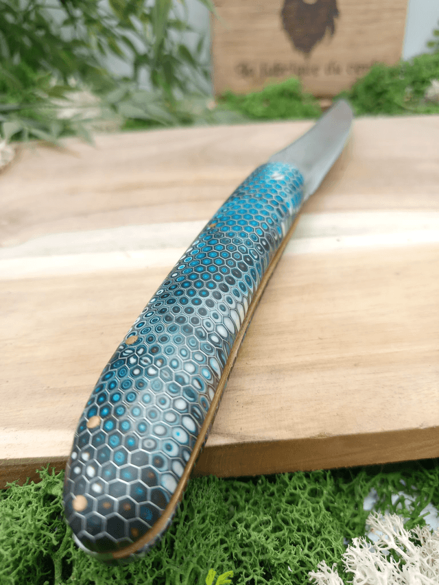Couteau pliant artisanal “Le Cerf” – Édition Prestige n°003 – lame damas VG10 – manche résine époxy nid d’abeille – platines laiton et cuivre