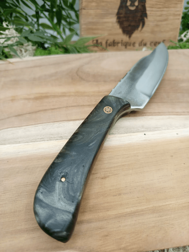 Couteau fixe artisanal – Acier Z40C13, manche en résine & rivet mosaïque | La Fabrique du Cerf