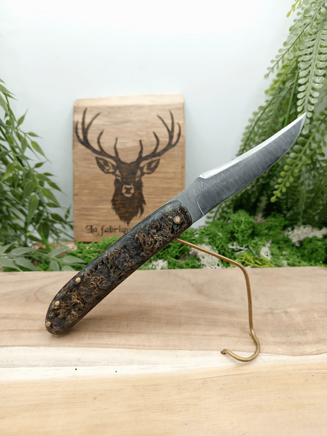 Couteau pliant artisanal “Le Cerf” – Prestige n°002 – lame damas VG10 – manche carbone compressé reflet or