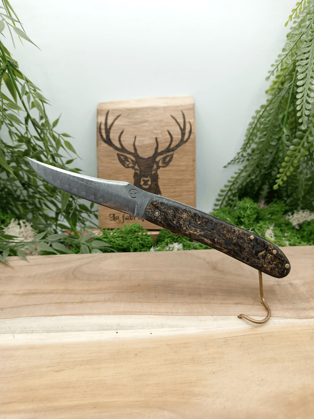 Couteau pliant artisanal “Le Cerf” – Prestige n°002 – lame damas VG10 – manche carbone compressé reflet or