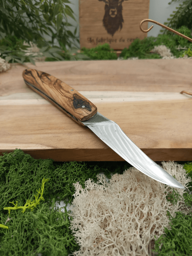 Couteau pliant artisanal “Le Cerf” – friction – lame acier inox T7M0 – manche bois d’olivier stabilisé