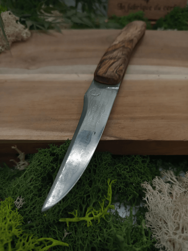 Couteau pliant à friction artisanal “Le Cerf” – Édition Prestige n°004 – lame damas VG10 – manche loupe de hêtre stabilisée – platines cuivre