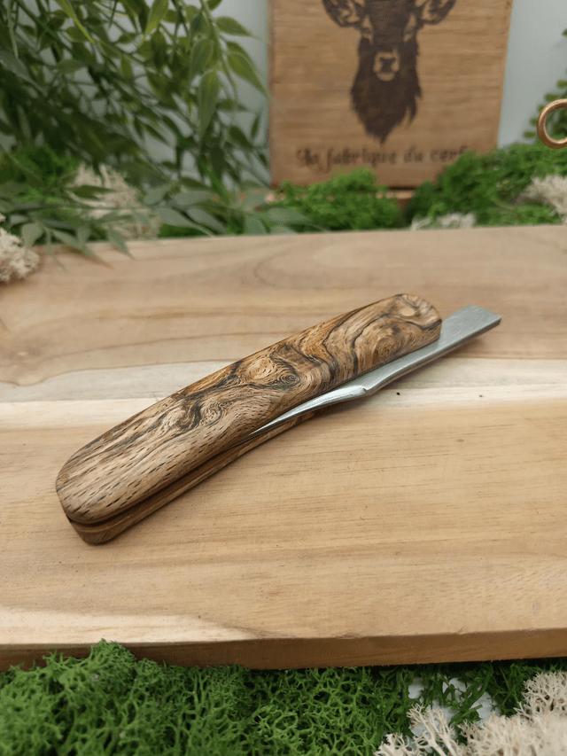 Couteau pliant à friction artisanal “Le Cerf” – Édition Prestige n°004 – lame damas VG10 – manche loupe de hêtre stabilisée – platines cuivre