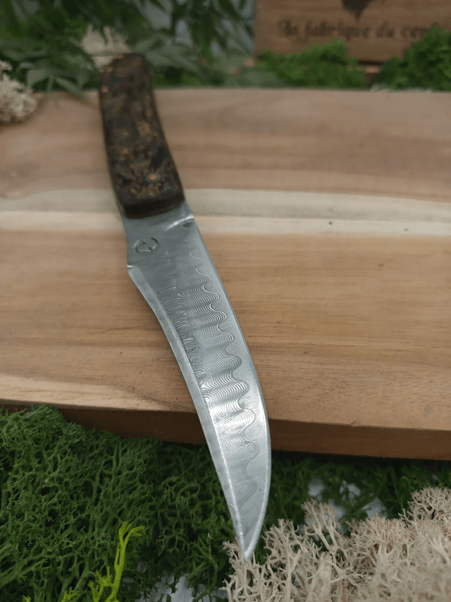 Couteau pliant artisanal “Le Cerf” – Prestige n°002 – lame damas VG10 – manche carbone compressé reflet or