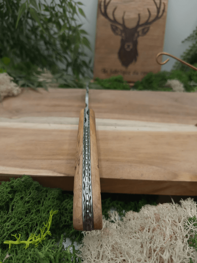 Couteau pliant artisanal “Le Cerf” – friction – lame acier inox Z40C13 – manche érable du Japon
