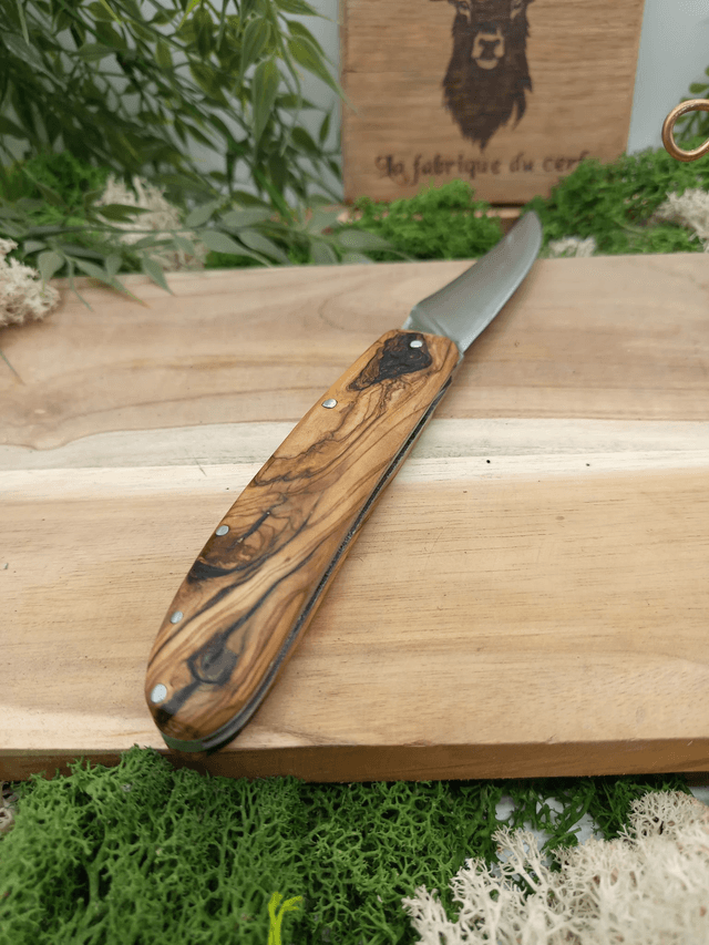 Couteau pliant artisanal “Le Cerf” – friction – lame acier inox T7M0 – manche bois d’olivier stabilisé