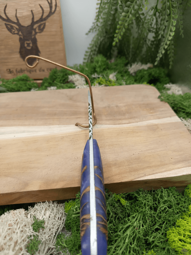 Couteau artisanal à lame fixe – modèle de table – acier inox T7M0 – manche résine époxy avec inclusion pomme de pin