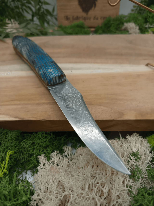 Couteau pliant artisanal “Le Cerf” – Édition Prestige n°003 – lame damas VG10 – manche résine époxy nid d’abeille – platines laiton et cuivre