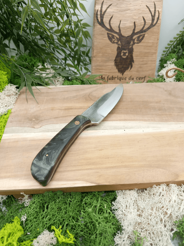 Couteau fixe artisanal – Acier Z40C13, manche en résine & rivet mosaïque | La Fabrique du Cerf