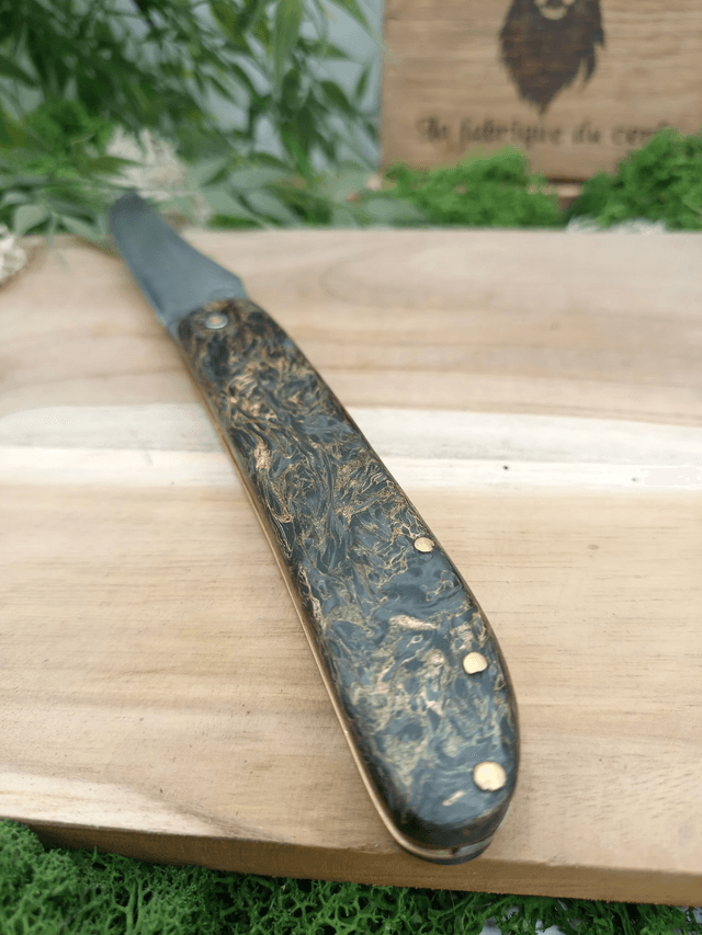 Couteau pliant artisanal “Le Cerf” – Prestige n°002 – lame damas VG10 – manche carbone compressé reflet or