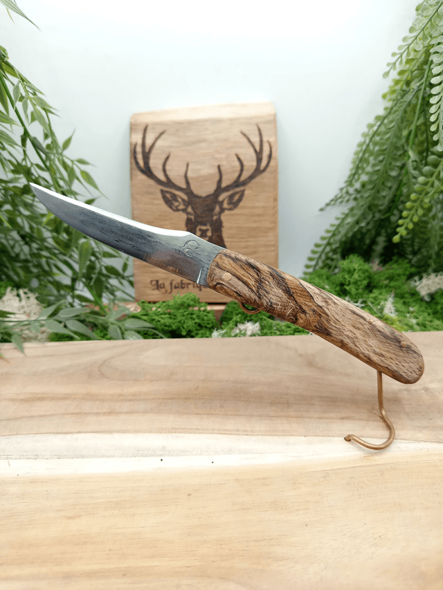 Couteau pliant à friction artisanal “Le Cerf” – Édition Prestige n°004 – lame damas VG10 – manche loupe de hêtre stabilisée – platines cuivre