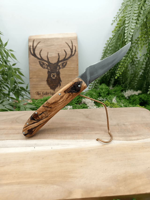 Couteau pliant artisanal “Le Cerf” – friction – lame acier inox T7M0 – manche bois d’olivier stabilisé