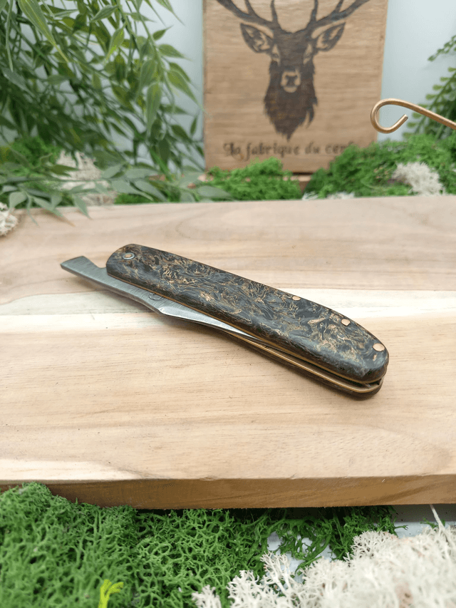 Couteau pliant artisanal “Le Cerf” – Prestige n°002 – lame damas VG10 – manche carbone compressé reflet or