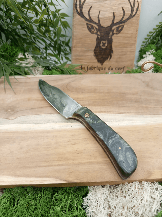 Couteau fixe artisanal – Acier Z40C13, manche en résine & rivet mosaïque | La Fabrique du Cerf