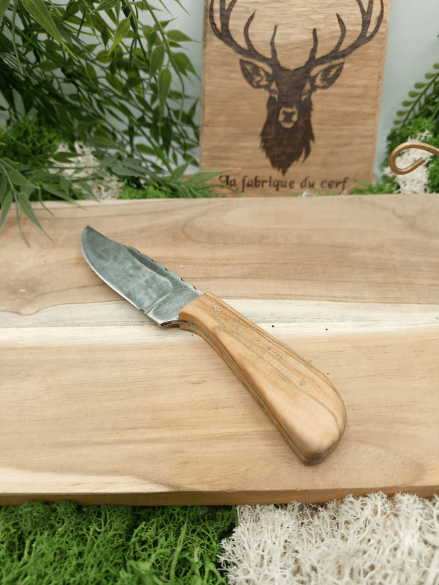 Couteau fixe artisanal – Acier T7M0 trempé & manche en bois d’olivier | La Fabrique du Cerf