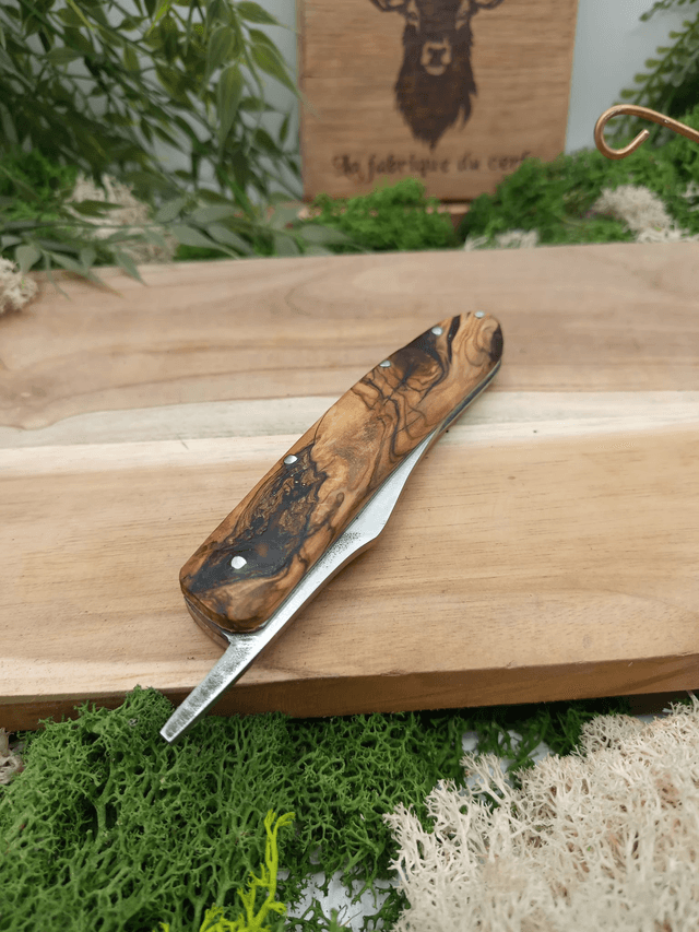 Couteau pliant artisanal “Le Cerf” – friction – lame acier inox T7M0 – manche bois d’olivier stabilisé