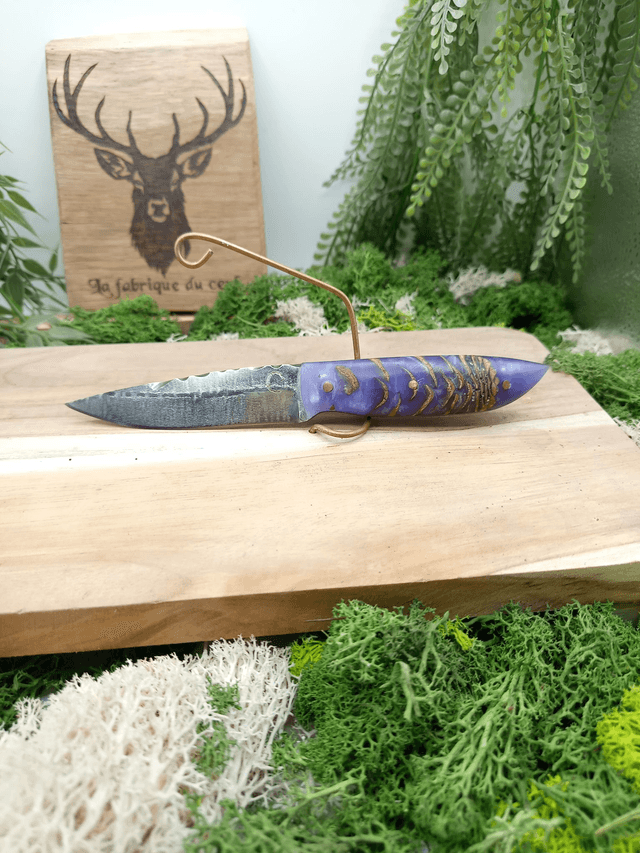Couteau artisanal à lame fixe – modèle de table – acier inox T7M0 – manche résine époxy avec inclusion pomme de pin