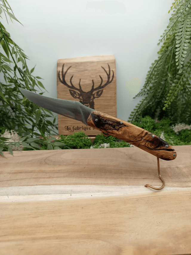 Couteau pliant artisanal “Le Cerf” – friction – lame acier inox T7M0 – manche bois d’olivier stabilisé