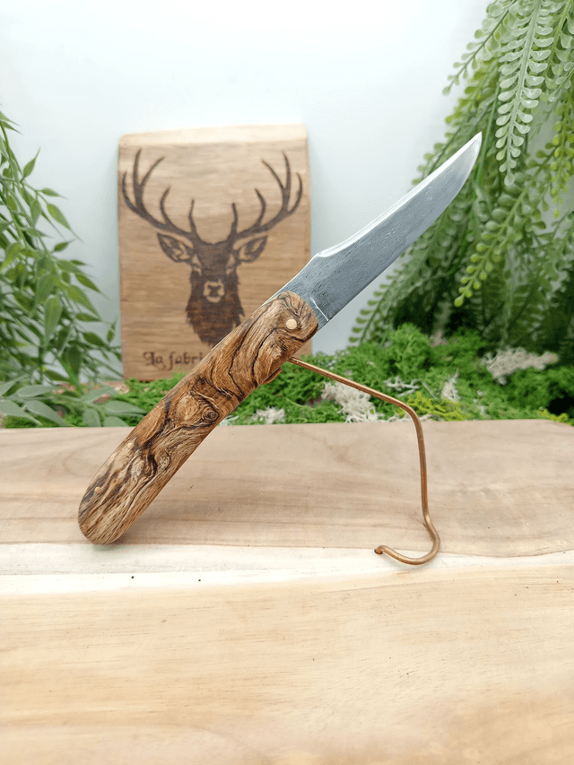 Couteau pliant à friction artisanal “Le Cerf” – Édition Prestige n°004 – lame damas VG10 – manche loupe de hêtre stabilisée – platines cuivre